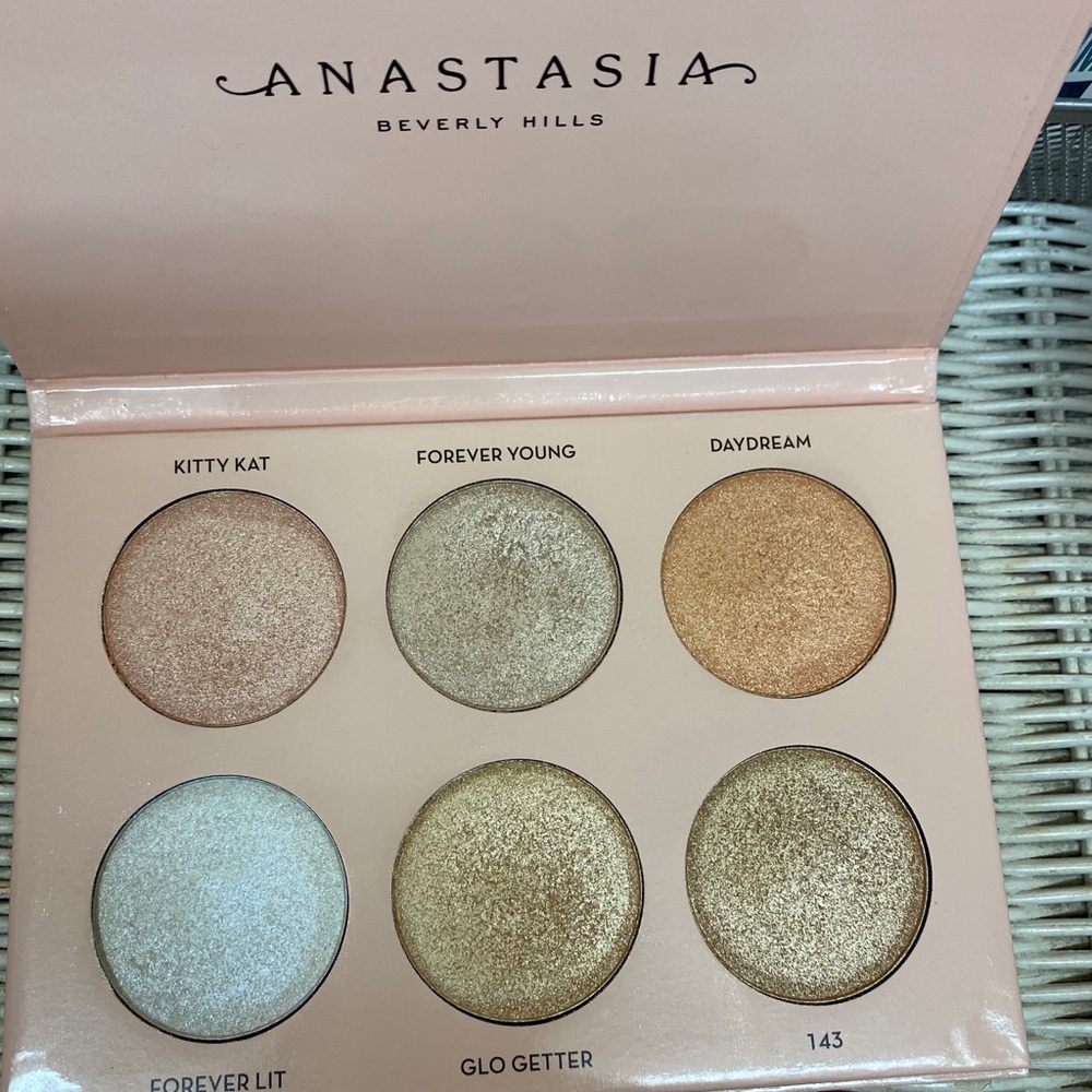 Anastasia Beverly Hills glow kit
